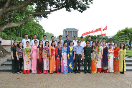 Người dân cả nước và bạn bè quốc tế vào Lăng viếng Bác nhân dịp kỷ niệm 124 năm ngày sinh Chủ tịch Hồ Chí Minh